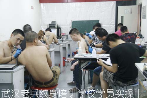 我上的学校是普通高中,教室很吵,我只想努力学