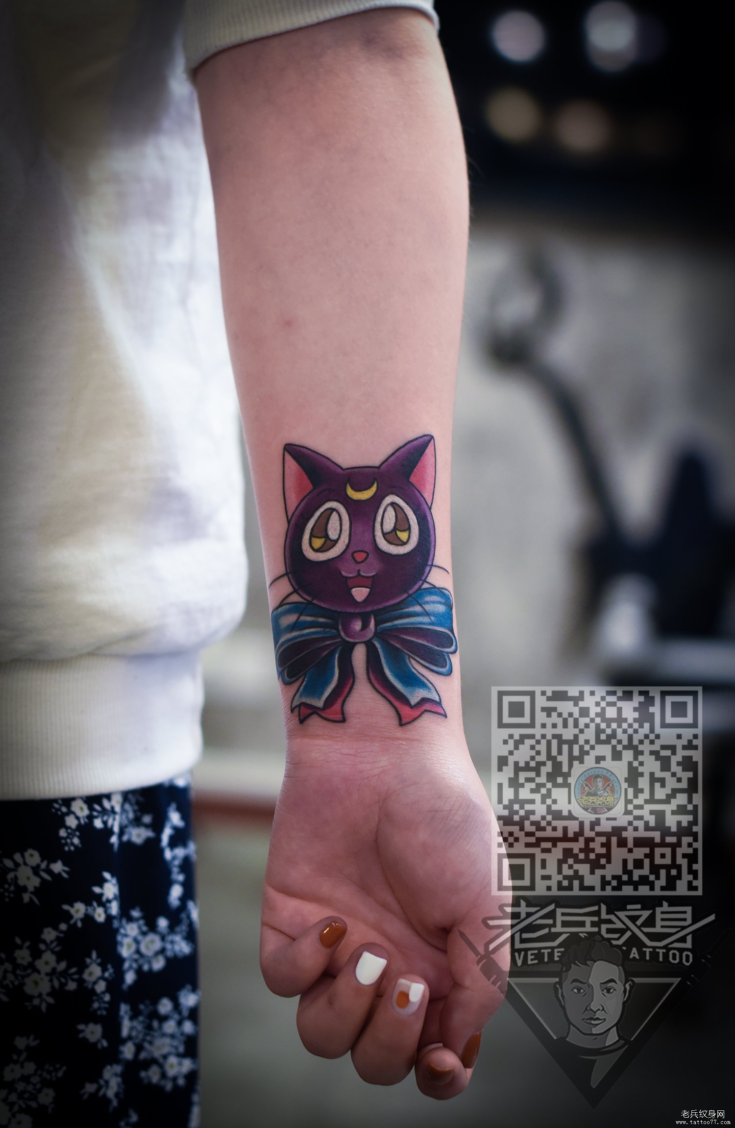 手臂彩色露娜猫纹身图案