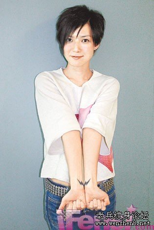 明星纹身:卢巧音手臂的闪电纹身图案