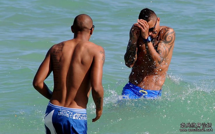 米兰悍将日光浴露性感刺青