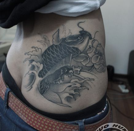 腰部精美的黑白鲤鱼莲花纹身图案