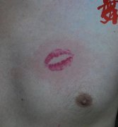 男生胸部一款彩色唇印纹身图案