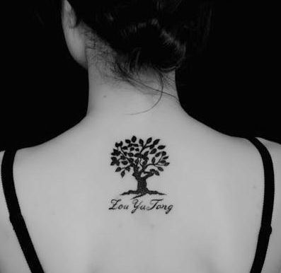 女孩子背部精美的图腾树纹身图案
