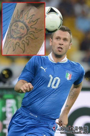 意大利球员卡萨诺左前臂上的纹身——太阳神