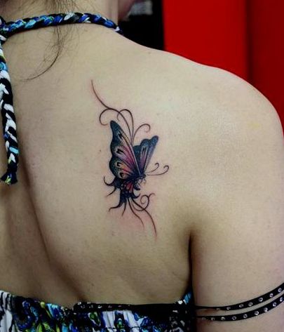 女孩子肩背精美的小蝴蝶纹身图案