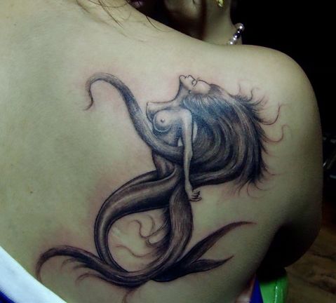 女孩子肩背一款美人鱼纹身图案