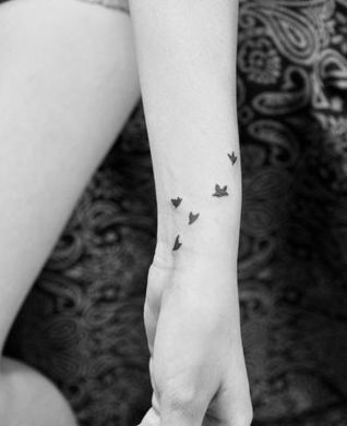 女孩子手腕处时尚的图腾小鸟纹身图案