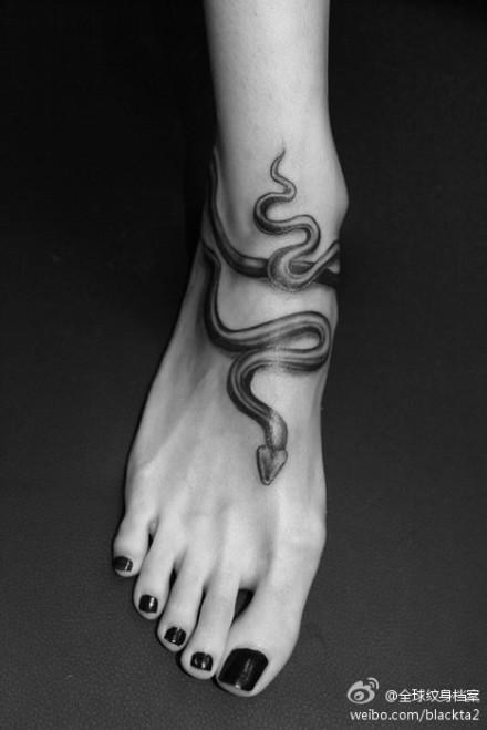 女生脚部好看的蛇纹身图案