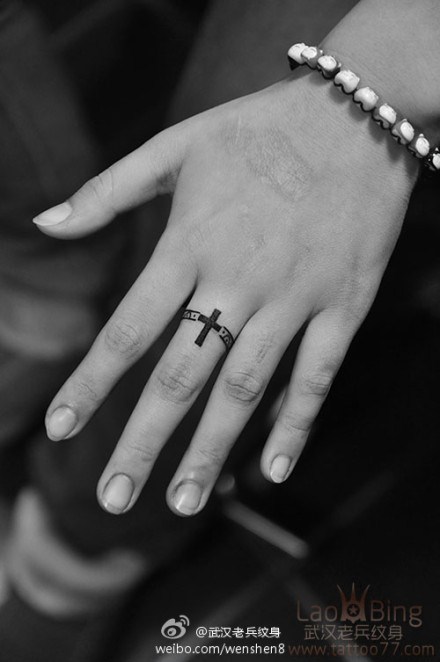 武汉最好纹身店:很fashion的手指十字架纹身图案作品