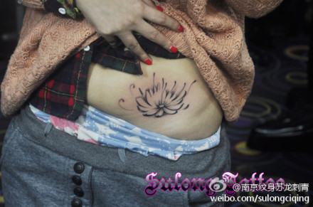 女生腹部唯美时尚的莲花纹身图案; 女生腹部纹身图片下载分享