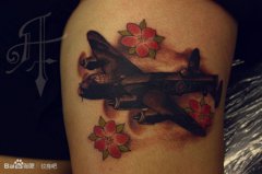 一款经典的黑灰飞机纹身图案