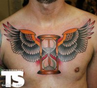 男人前胸超酷经典的沙漏翅膀纹身图案
