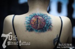 Ů���󱳳��ᾭ���һ���ɫ�۾�����ͼ��