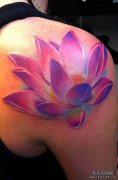 女生肩膀处唯美的欧美彩色莲花纹身图案