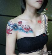 女生肩膀处漂亮时尚的彩色莲花纹身图案
