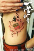 女生侧腰漂亮的传统彩色莲花纹身图案
