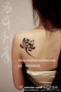 女生肩背唯美流行的的黑灰莲花纹身图案