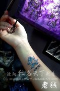 女生手臂唯美小巧的彩色莲花纹身图案