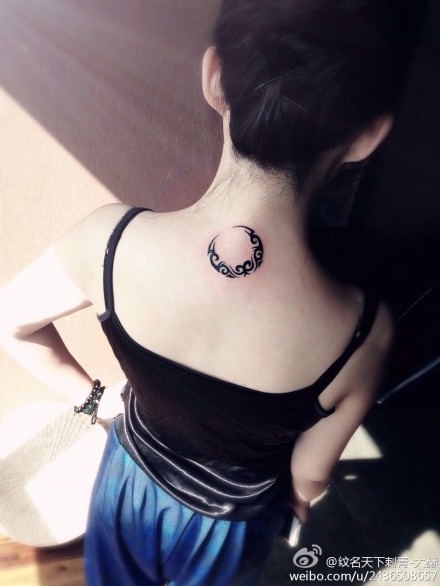 女生后脖子经典潮流的图腾月亮纹身图案