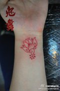 女生手腕小巧的线条莲花纹身图案