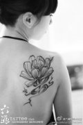 女生后肩背唯美的黑灰莲花纹身图案