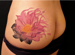 一款女性臀部彩色莲花纹身图案由武汉纹身店 推荐