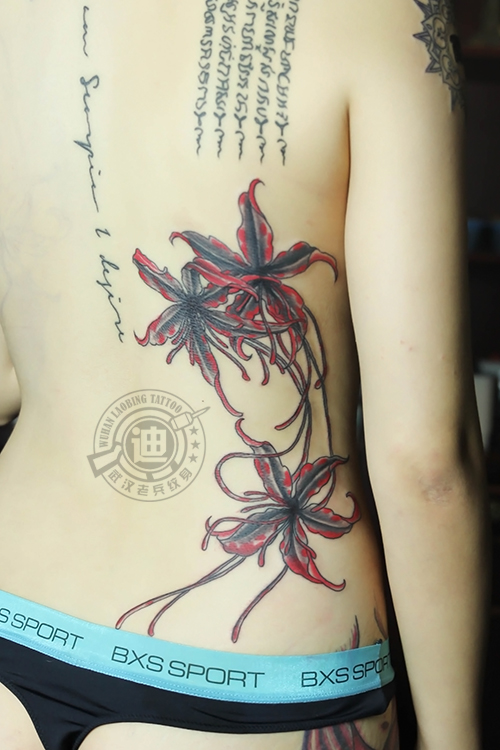 武汉最好纹身店打造的背部彼岸花纹身作品