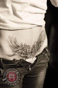 武汉最好纹身店打造的疤痕遮盖--腹部翅膀纹身
