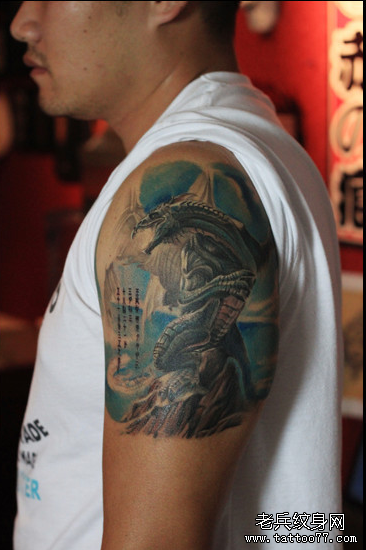 胳膊蛇眼狮子纹身图案