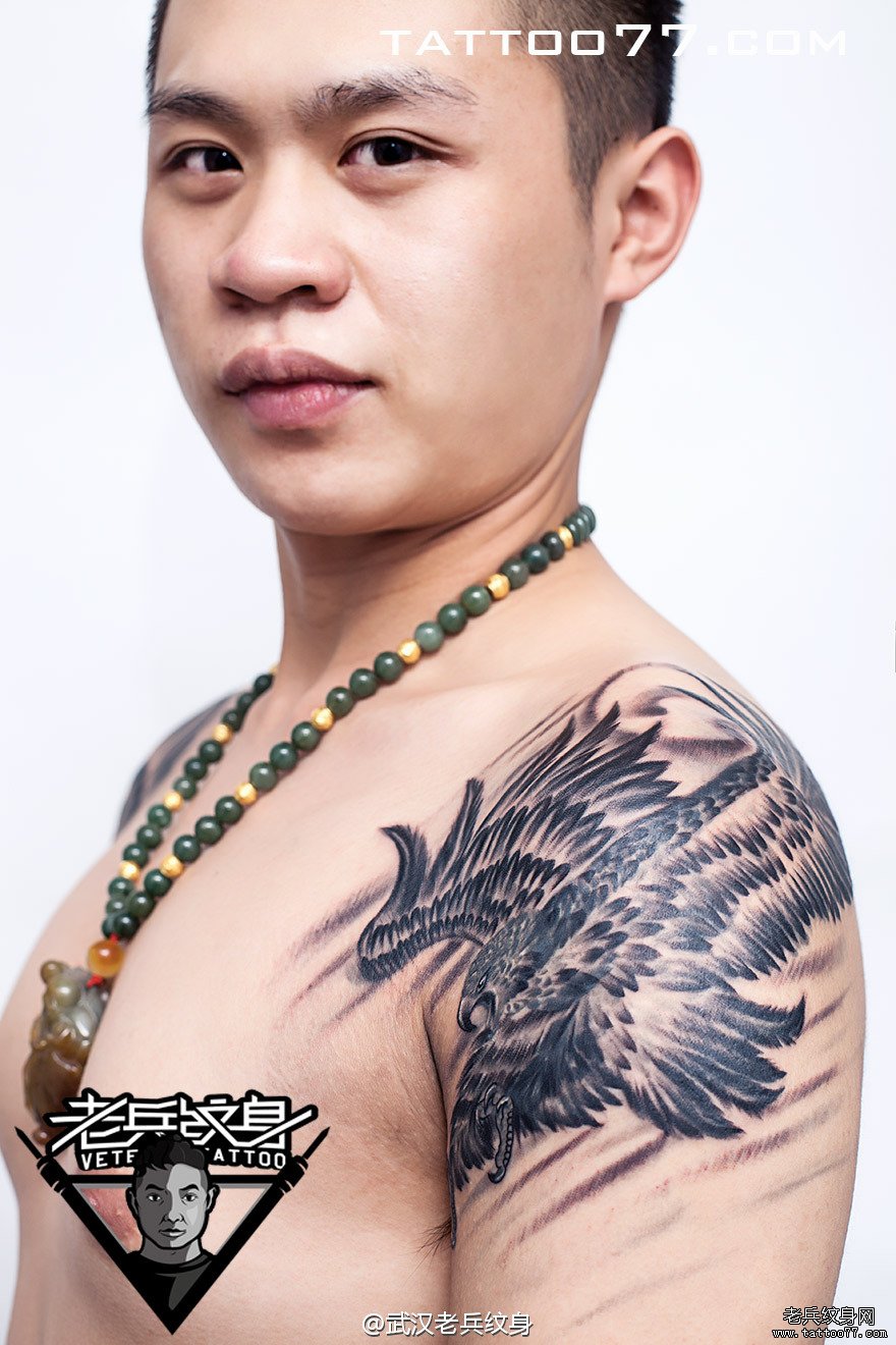 肩膀老鹰刺青图案作品