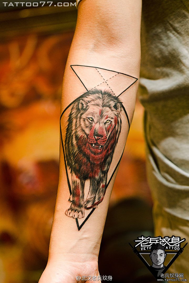 手部狮子刺青图案作品