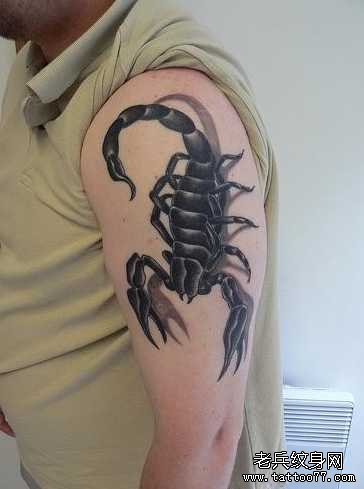 胳膊时尚黑蝎子纹身图案