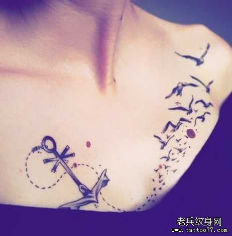 胸部船锚一群小燕纹身图案