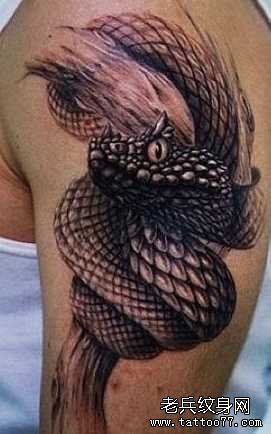 胳膊毒蛇纹身图案