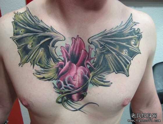 胸部心脏恶魔翅膀纹身图案