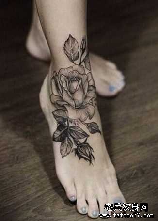 脚踝黑灰玫瑰纹身图案