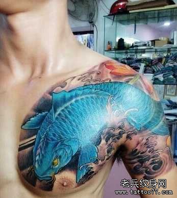 半胛蓝鲤鱼纹身图案