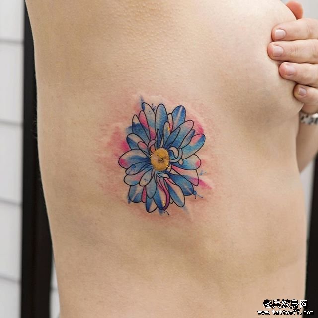 腹部彩色花朵纹身图案
