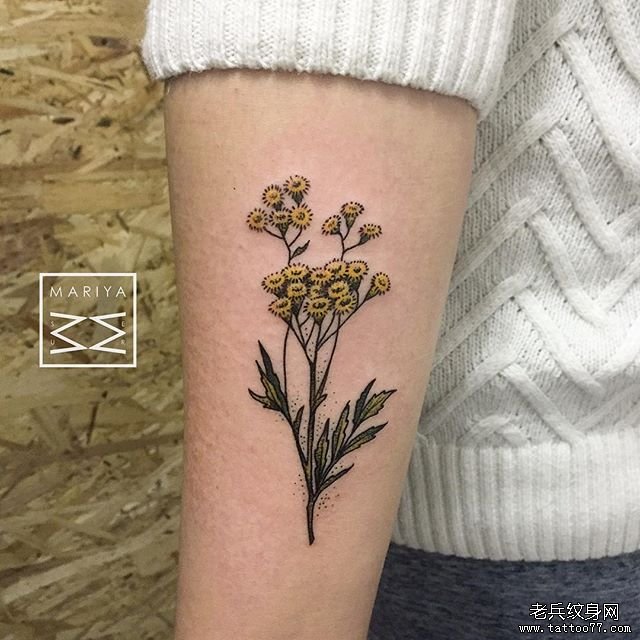 手臂彩色花朵纹身图案