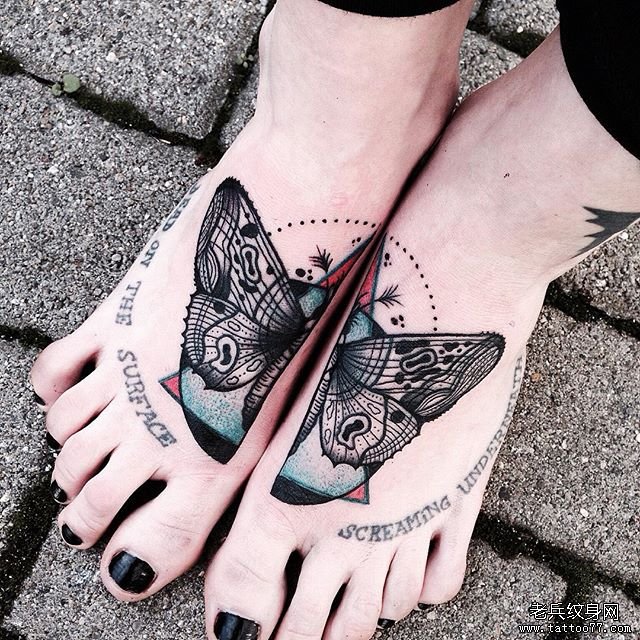 脚背彩色蝴蝶纹身图案