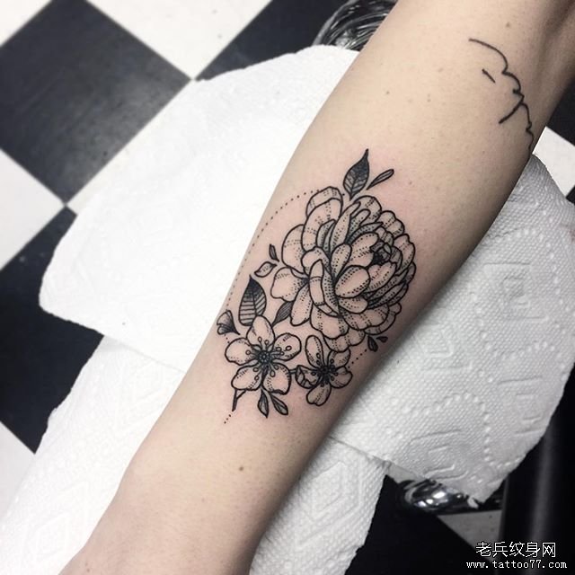 手臂线条玫瑰纹身图案