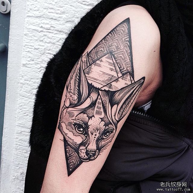 几何黑灰点刺金字塔与狐狸纹身图片