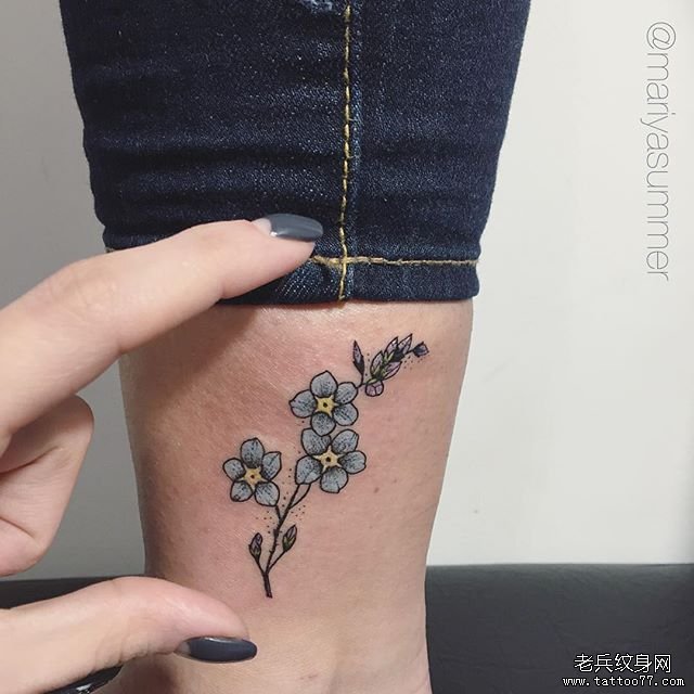 腿部花朵纹身图案