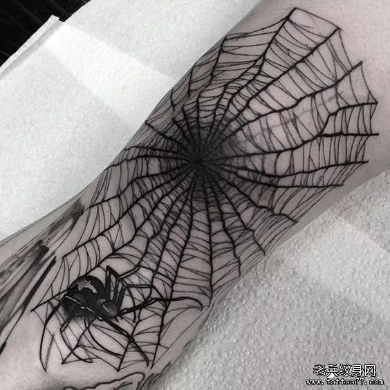  手臂蜘蛛网纹身图案