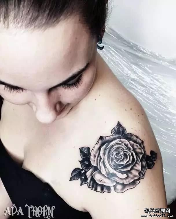 肩部玫瑰纹身图案