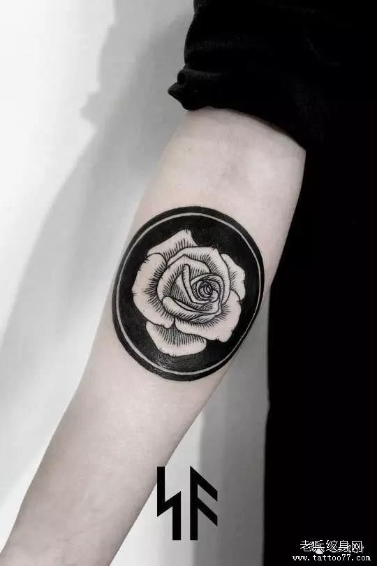 手臂玫瑰纹身图案