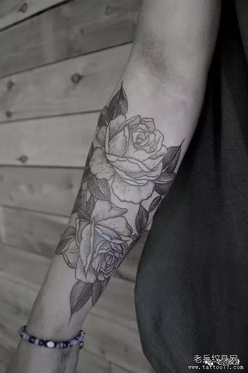 手臂玫瑰纹身图案