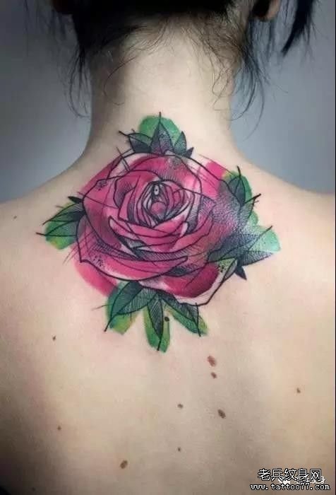 颈部玫瑰纹身图案