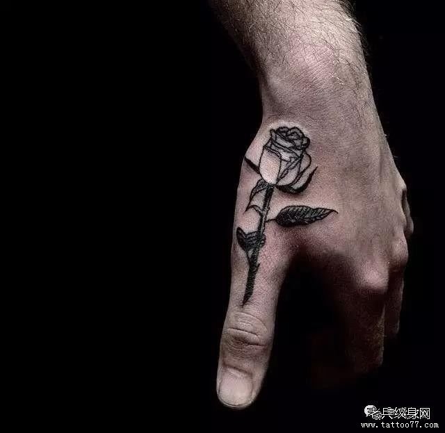 手指玫瑰纹身图案