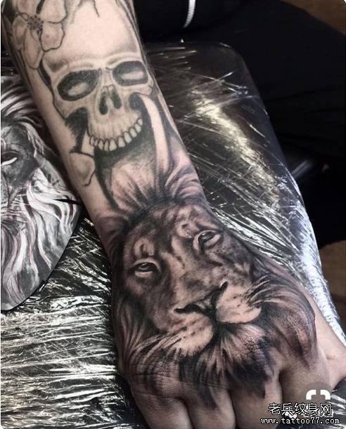 手背骷髅狮子纹身图案